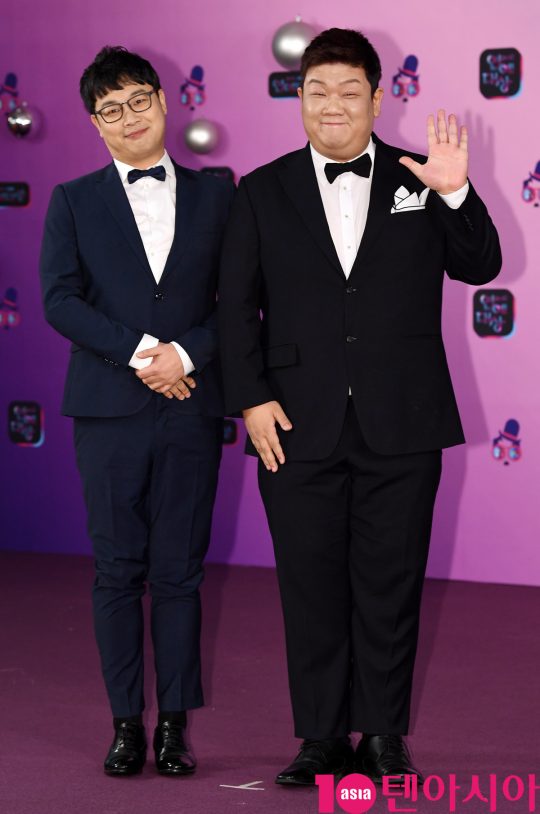 권재관과 유민상이 21일 오후 서울 여의도동 KBS본관에서 열린 ‘KBS 연예대상’ 레드카펫 행사에 참석하고 있다.