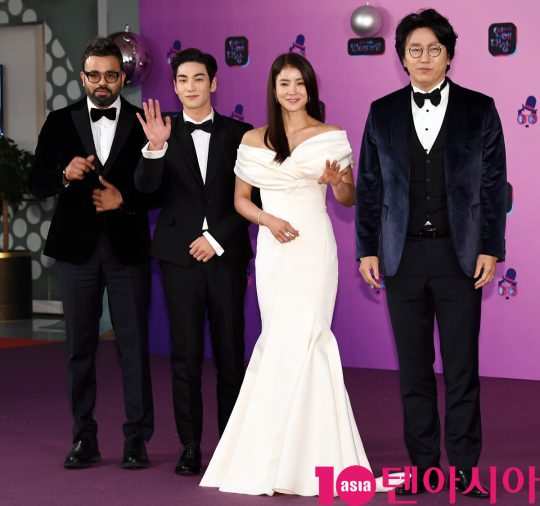 럭키,백호,이시영,김수로(왼쪽부터)가 21일 오후 서울 여의도동 KBS본관에서 열린 ‘2019 KBS 연예대상’ 레드카펫 행사에 참석하고 있다.
