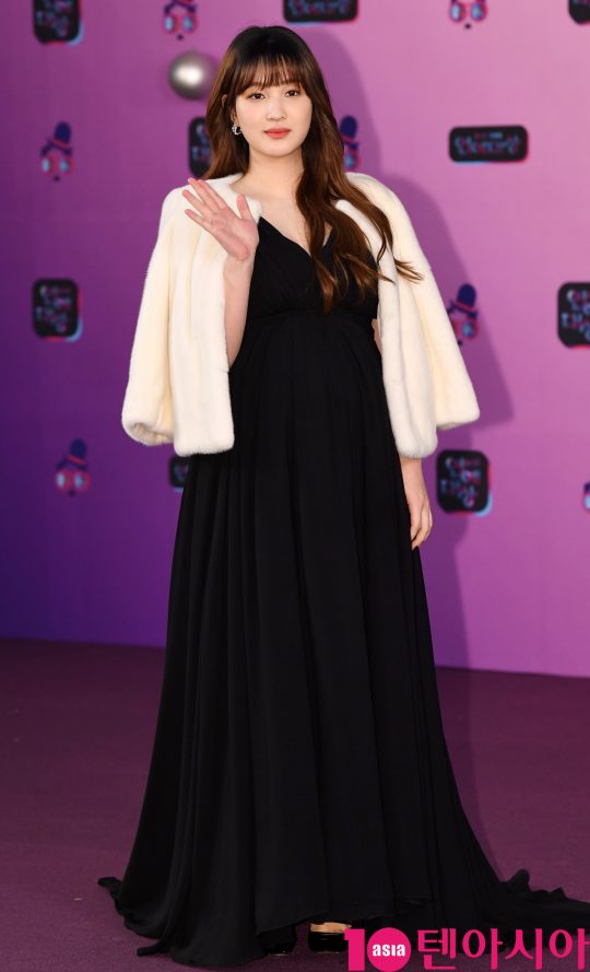 율희가 21일 오후 서울 여의도동 KBS본관에서 열린 ‘2019 KBS 연예대상’ 레드카펫 행사에 참석하고 있다.