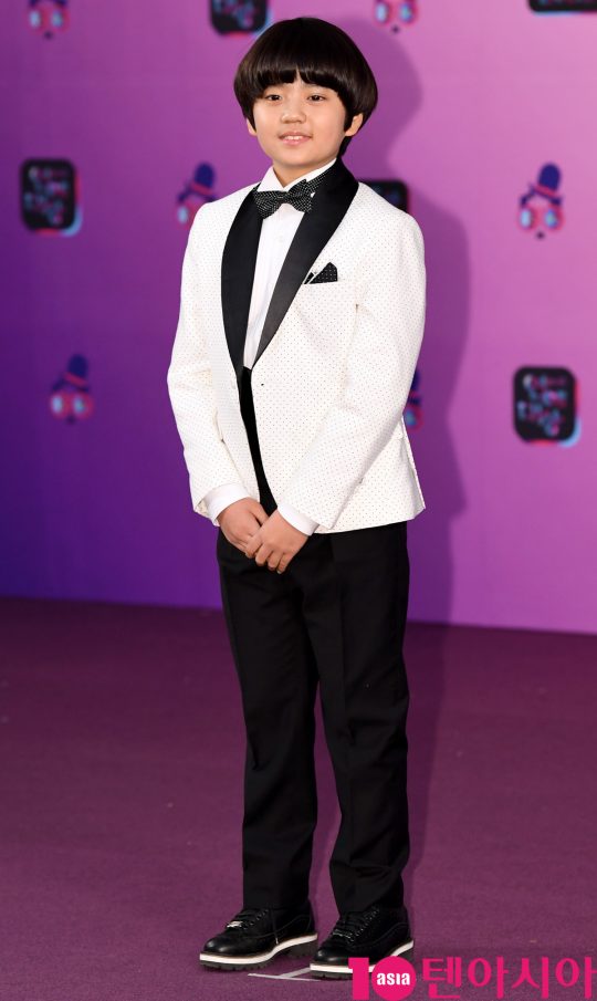 김강훈이 21일 오후 서울 여의도동 KBS본관에서 열린 ‘2019 KBS 연예대상’ 레드카펫 행사에 참석하고 있다.
