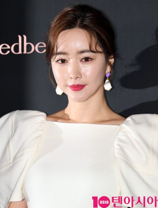 홍수아가 27일 오후 서울 장충동 반얀트리 클럽앤스파 서울에서 열린 끌레드벨 ‘V착밀착 런칭데이’ 행사에 참석하고 있다.