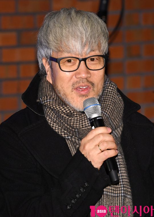 봄여름가을겨울의 김종진이 27일 오후 서울 서교동 홍대 더 노라 스테이지 와이에서 열린 미니 앨범 ‘봄여름가을겨울 리:유니온 위드(Re:union with) 빛과소금’ 발매기념 기자간담회에 참석하고 있다.