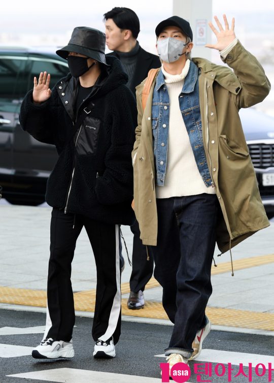 그룹 방탄소년단(BTS)(RM, 슈가, 진, 제이홉, 지민, 뷔, 정국) 지민과 RM이 30일 오전 미국 ABC방송 신년 전야 특집 프로그램인 ‘딕 클락스 뉴 이어스 로킹 이브’(Dick Clark’s New Year’s Rockin’ Eve) 방송 참석차 인천국제공항을 통해 미국 뉴욕으로 출국하고 있다.