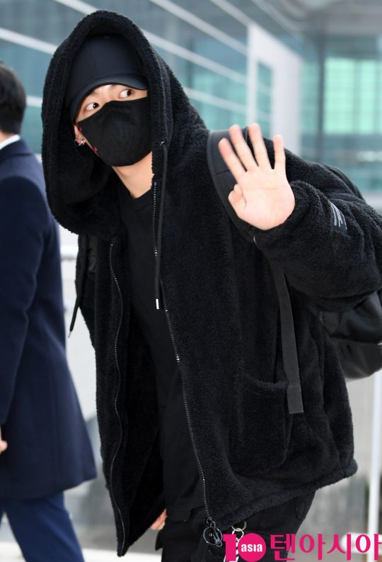 그룹 방탄소년단(BTS)(RM, 슈가, 진, 제이홉, 지민, 뷔, 정국) 정국이 30일 오전 미국 ABC방송 신년 전야 특집 프로그램인 ‘딕 클락스 뉴 이어스 로킹 이브’(Dick Clark’s New Year’s Rockin’ Eve) 방송 참석차 인천국제공항을 통해 미국 뉴욕으로 출국하고 있다.