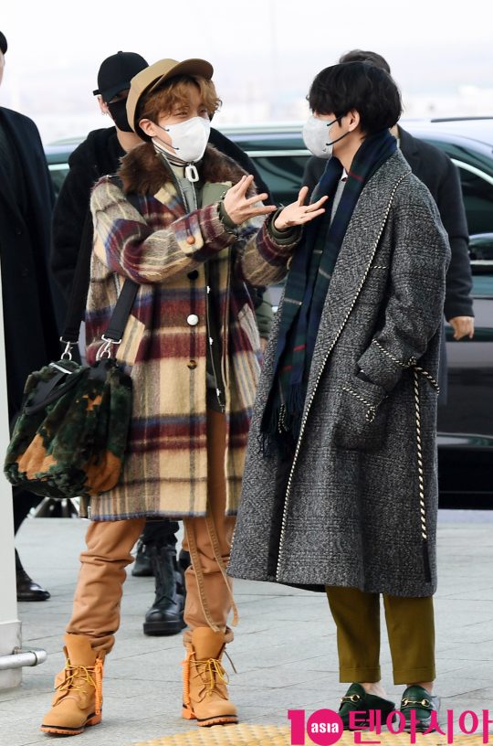 그룹 방탄소년단(BTS)(RM, 슈가, 진, 제이홉, 지민, 뷔, 정국) 제이홉과 뷔가 30일 오전 미국 ABC방송 신년 전야 특집 프로그램인 ‘딕 클락스 뉴 이어스 로킹 이브’(Dick Clark’s New Year’s Rockin’ Eve) 방송 참석차 인천국제공항을 통해 미국 뉴욕으로 출국하고 있다.