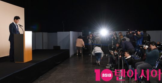 허민희 CJ ENM 대표이사가 30일 오후 상암동 CJ ENM센터 멀티스튜디오에서 열린 ‘프듀X101’ 투표 조작 CJENM 대표 사과 기자회견에 참석하고 있다.