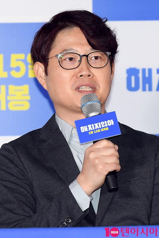 손재곤 감독이 30일 오후 서울 자양동 롯데시네마 건대입구에서 열린 영화 ‘해치지 않아’ 언론시사회에 참석해 인사말을 하고 있다.