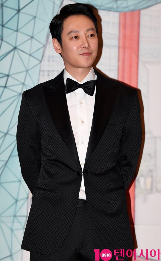 배우 김동욱이 30일 오후 서울 상암동 MBC 미디어센터에서 열린 2019 MBC 연기대상 시상식에 참석하고 있다.