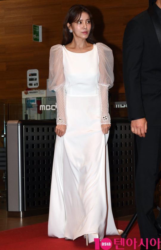 배우 정시아가 30일 오후 서울 상암동 MBC 미디어센터에서 열린 2019 MBC 연기대상 시상식에 참석하고 있다.