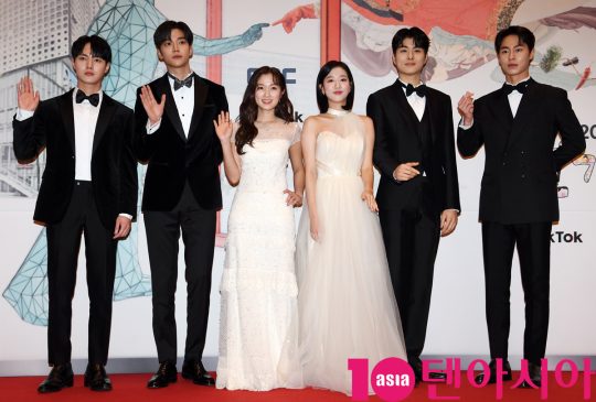 배우 이태리, 로운, 김혜윤, 이나은, 이재욱, 정건주(왼쪽부터)가 30일 오후 서울 상암동 MBC 미디어센터에서 열린 2019 MBC 연기대상 시상식에 참석하고 있다.