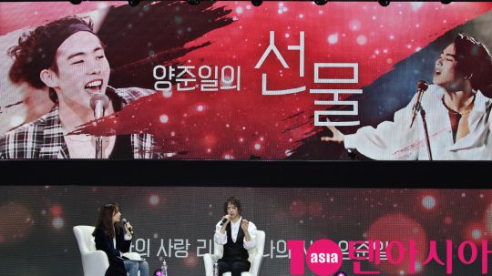 가수 양준일이 31일 오후 서울 능동로 세종대학교 대양홀에서 진행된 ‘2019 양준일 선물’ 팬미팅 기자간담회에 참석하고 있다.