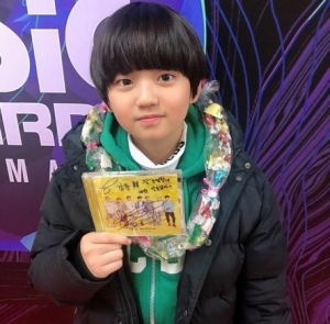 '동백꽃' 김강훈, 방탄소년단 사인 CD 인증...“뷔 형이 안아줘”