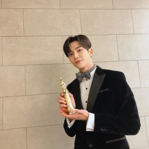 '어하루' 로운, 신인상 트로피 인증 “너무 떨려서 말 못 했는데···”