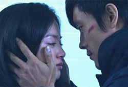 <자체발광> vs <아이리스>
