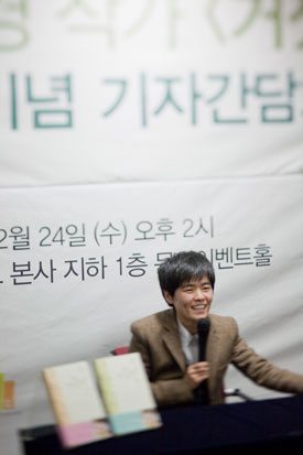 노희경 “각박한 세상엔 살짝 푼 된장국 같은 글을”