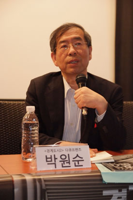 “우리가 완전한 민주사회에 들어섰다는 건 착각”