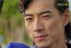 <그대 웃어요> vs <신이라 불리운 사나이>