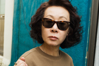 배우 윤여정, 영화 <푸른 소금>에서 신세경을 킬러로 키우는 조직의 보스 역할 맡아.