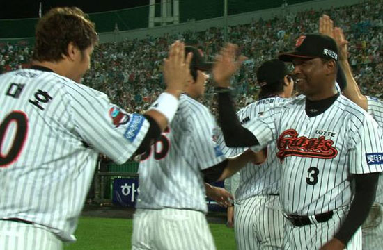 [강명석의 100퍼센트] 야구조차 사랑하기 두려운 시대
