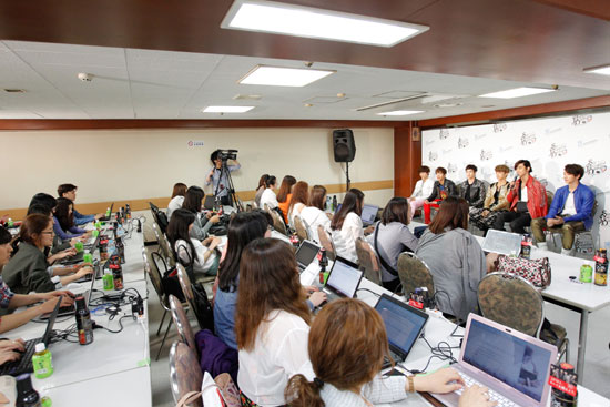 2PM 일본 무도관 콘서트│“도쿄 돔에 서는 그 날까지 차근차근 쌓아 가고 싶다”