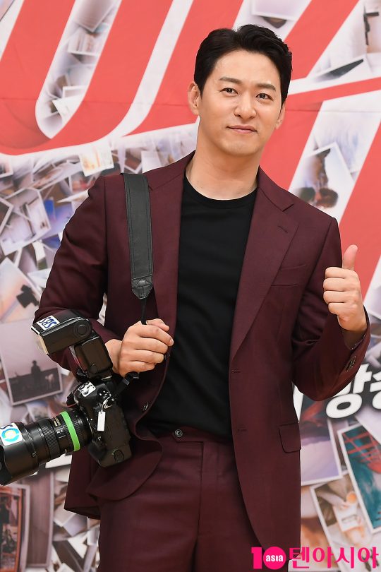 배우 주진모가 6일 오후 서울 목동 SBS 신사옥에서 열린 SBS 드라마 ‘빅이슈’ 제작발표회에 참석해 카메라를 들고 있다.