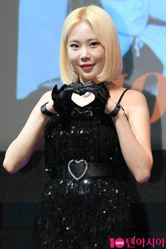 그룹 모모랜드의 주이가 30일 오후 서울 한남동 블루스퀘어 카오스홀에서 열린 두 번째 싱글 앨범 ‘떰즈 업(Thumbs Up)’ 발매 기념 쇼케이스에서 인사하고 있다. / 이승현 기자 lsh87@