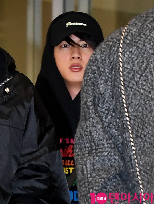 그룹 방탄소년단(BTS)(RM, 슈가, 진, 제이홉, 지민, 뷔, 정국) 진이 2일 오후 미국 뉴욕에서 ABC방송 신년 전야 특집 프로그램인 ‘딕 클락스 뉴 이어스 로킹 이브’(Dick Clark’s New Year’s Rockin’ Eve) 방송을 마치고 인천국제공항을 통해 입국하고 있다.