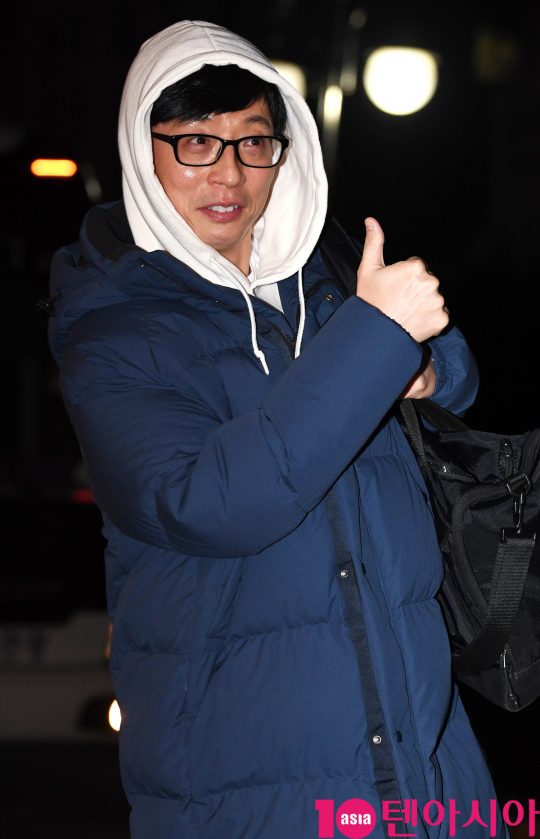 방송인 유재석이 4일 오전 서울 여의도동 KBS별관에서 열리는 ‘해피투게더4’ 녹화 출근길에 참석하고 있다.