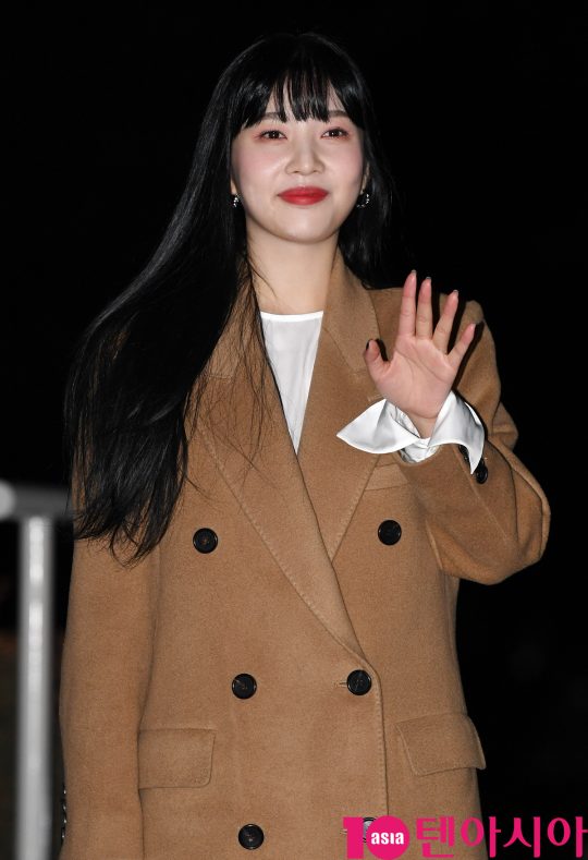 레드벨벳 조이가 4일 오전 서울 여의도동 KBS별관에서 열리는 ‘해피투게더4’ 녹화 출근길에 참석하고 있다.