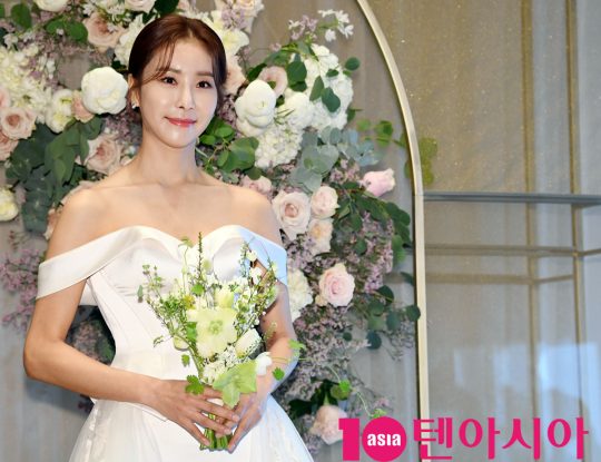 배우 한다감이 5일 오후 서울 송파구 롯데월드타워 시그니엘호텔에서 열린 결혼 기자회견에 참석하고 있다.