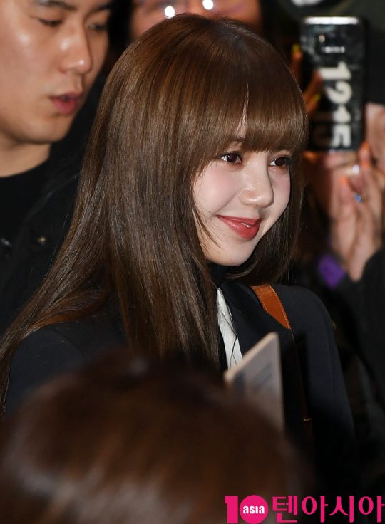 걸그룹 블랙핑크(지수, 제니, 로제, 리사) 리사가 6일 오전 중국 오디션 프로그램 ‘청춘유니2’ 제작발표회 참석차 김포국제공항을 통해 중국 베이징으로 출국하고 있다.