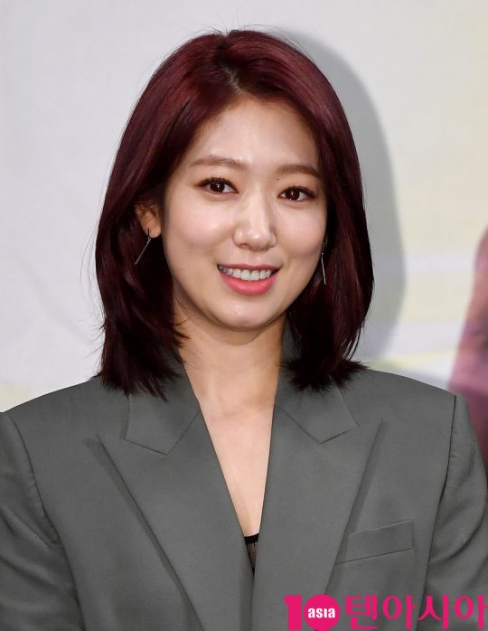 배우 박신혜가 6일 오전 서울 상암동 MBC 골든마우스홀에서 열린 MBC 창사 58주년 특집 다큐멘터리 ‘휴머니멀’ 제작발표회에 참석하고 있다.