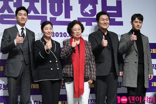배우 김무열(왼쪽부터), 라미란, 나문희, 윤경호, 장동주