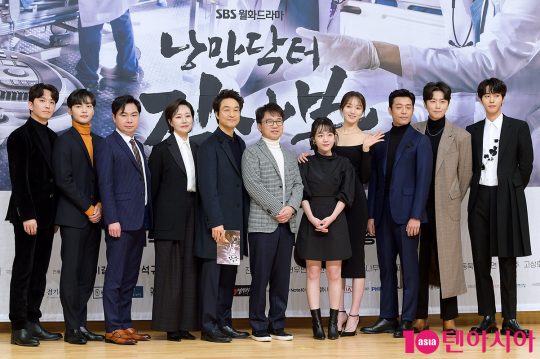 배우 윤나무(왼쪽부터), 김민재, 임원희, 진경, 한석규, 유인식 감독, 소주연, 이성경, 김주헌, 신동욱, 안효섭이 6일 오후 서울 목동 SBS홀에서 열린 ‘낭만닥터 김사부2’ 제작발표회에 참석했다. /서예진 기자 yejin@