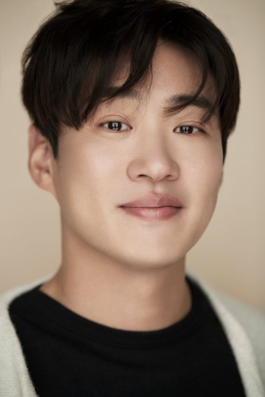 영화 ‘해치지않아’에서 동물원 동산파크의 폐업을 막기 위해 분투하는 새 원장 태수와 콜라 먹는 북극곰으로 열연한 배우 안재홍. /사진제공=제이와이드컴퍼니