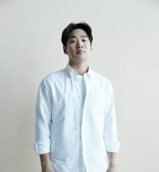 영화 ‘해치지않아’에서 동산파크의 폐업을 막기 위해 분투하는 새 원장 태수와 콜라 먹는 북극곰으로 열연한 배우 안재홍. /사진제공=제이와이드컴퍼니