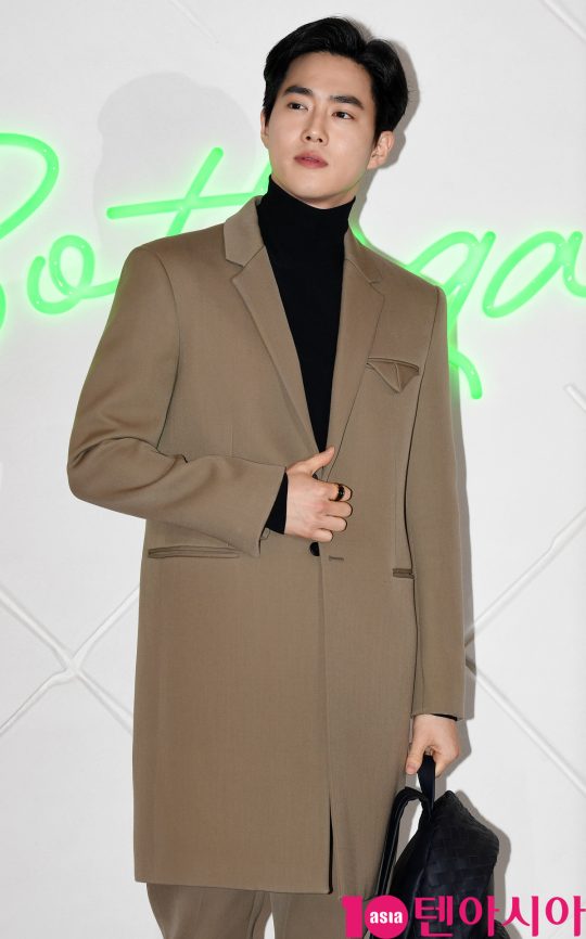 엑소 수호가 6일 오후 경기도 성남시 분당구 현대백화점 판교점에서 열린 보테가 베네타(Bottega Veneta) 포토콜 행사에 참석하고 있다.