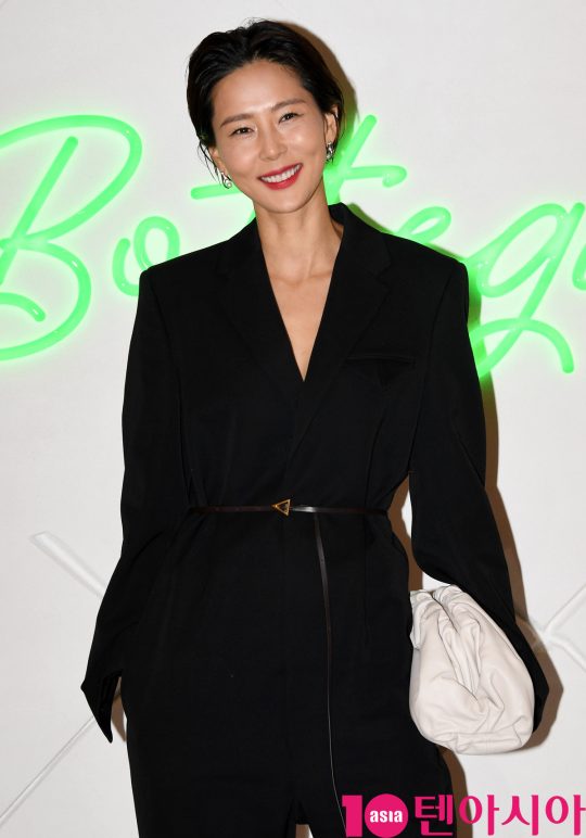 방송인 김나영이 6일 오후 경기도 성남시 분당구 현대백화점 판교점에서 열린 보테가 베네타(Bottega Veneta) 포토콜 행사에 참석하고 있다.