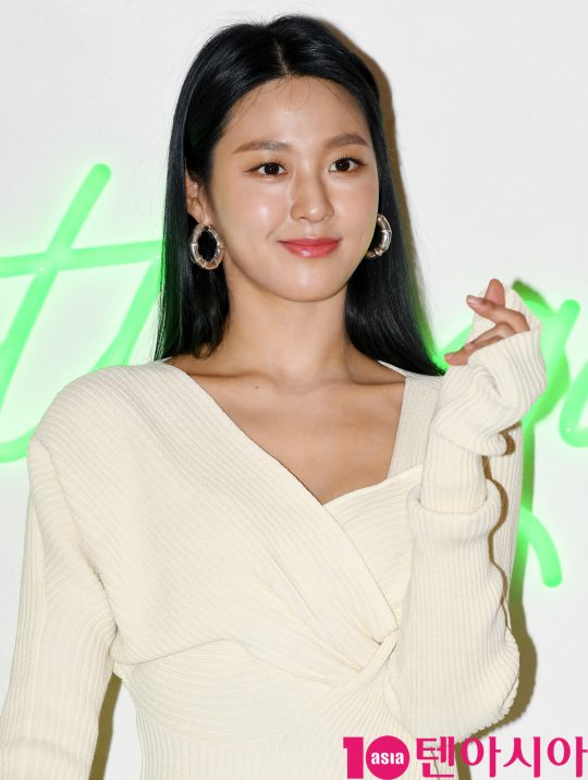 AOA 설현이 6일 오후 경기도 성남시 분당구 현대백화점 판교점에서 열린 보테가 베네타(Bottega Veneta) 포토콜 행사에 참석하고 있다.