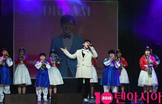 가수 성국이 7일 오전 서울 서교동 하나투어 브이홀에서 열린 정규 앨범 ‘Dream’ 발매 쇼케이스에 참석해 멋진공연을 보여주고 있다.