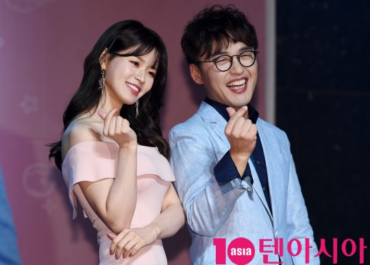 가수 성국과 한여름이이 7일 오전 서울 서교동 하나투어 브이홀에서 열린 정규 앨범 ‘Dream’ 발매 쇼케이스에 참석하고 있다.