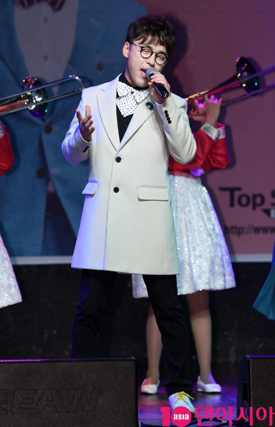 가수 성국이 7일 오전 서울 서교동 하나투어 브이홀에서 열린 정규 앨범 ‘Dream’ 발매 쇼케이스에 참석해 멋진공연을 보여주고 있다.