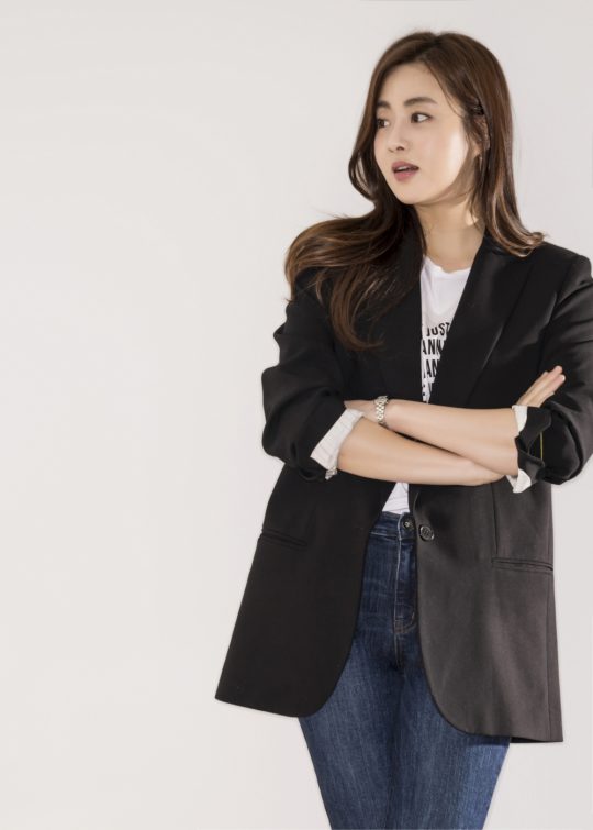 영화 ‘해치지않아’에서 까칠한 수의사 소원과 털털한 사자로 열연한 배우 강소라. /사진제공=에이스메이커무비웍스