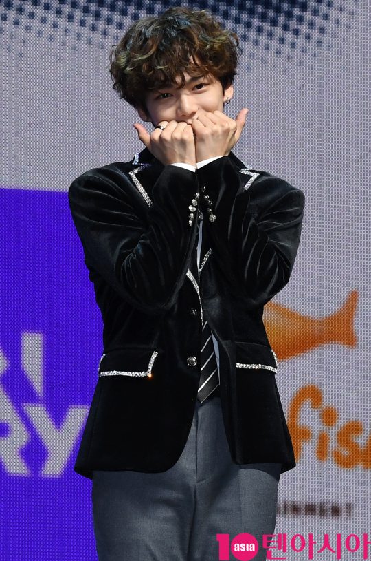 그룹 베리베리(동헌, 호영, 민찬, 용승, 연호, 계현, 강민) 민찬이 7일 오후 서울 광진구 광장동 예스 24 라이브홀에서 열린 세 번째 미니앨범 ‘FACE ME’ 발매 기념 쇼케이스에 참석하고 있다.
