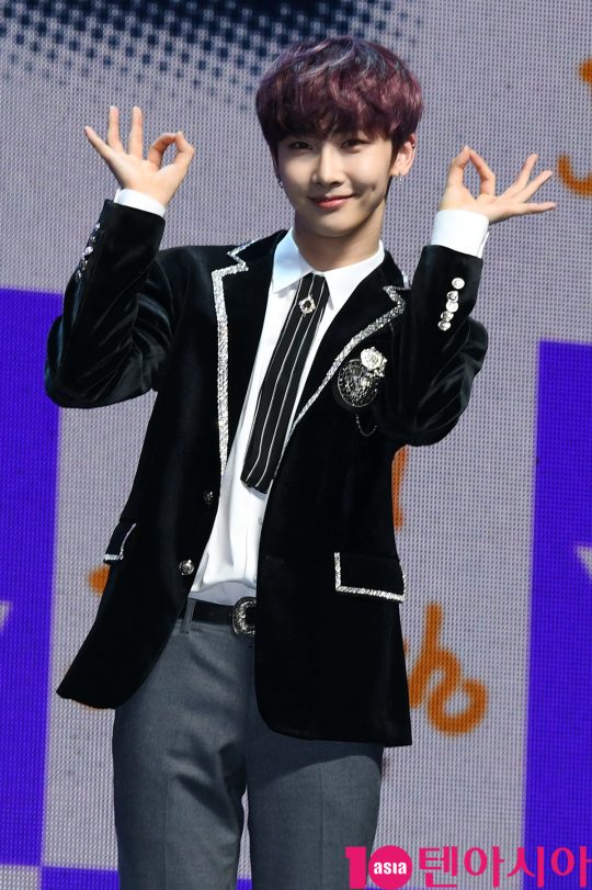 그룹 베리베리(동헌, 호영, 민찬, 용승, 연호, 계현, 강민) 호영이 7일 오후 서울 광진구 광장동 예스 24 라이브홀에서 열린 세 번째 미니앨범 ‘FACE ME’ 발매 기념 쇼케이스에 참석하고 있다.