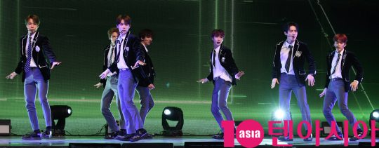 그룹 베리베리(동헌, 호영, 민찬, 용승, 연호, 계현, 강민)가 7일 오후 서울 광진구 광장동 예스 24 라이브홀에서 열린 세 번째 미니앨범 ‘FACE ME’ 발매 기념 쇼케이스에 참석해 멋진공연을 보여주고 있다.