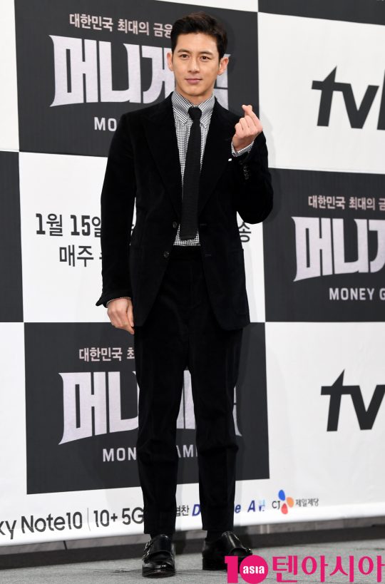 배우 고수가 8일 오후 서울 강남구 논현동 임피리얼 팰리스 호텔에서 열린 tvN 새 수목드라마 ‘머니게임’ 제작발표회에 참석하고 있다.