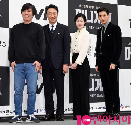 김상호 감독,이성민,심은경,고수(왼쪽부터)가 8일 오후 서울 강남구 논현동 임피리얼 팰리스 호텔에서 열린 tvN 새 수목드라마 ‘머니게임’ 제작발표회에 참석하고 있다.