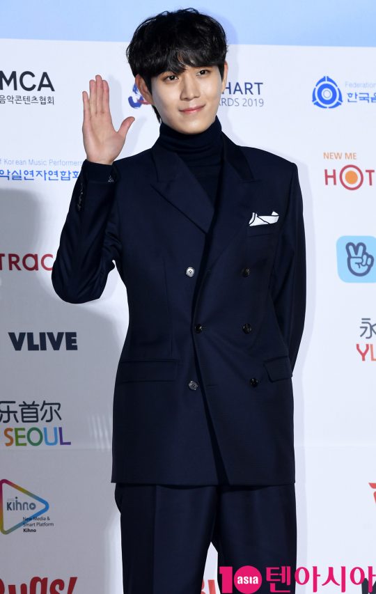 김영대가 8일 오후 서울 송파구 잠실실내체육관에서 열린 제9회 가온차트 뮤직 어워즈 레드카펫 행사에 참석하고 있다.