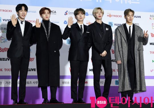 몬스타엑스가 8일 오후 서울 송파구 잠실실내체육관에서 열린 제9회 가온차트 뮤직 어워즈 레드카펫 행사에 참석하고 있다.